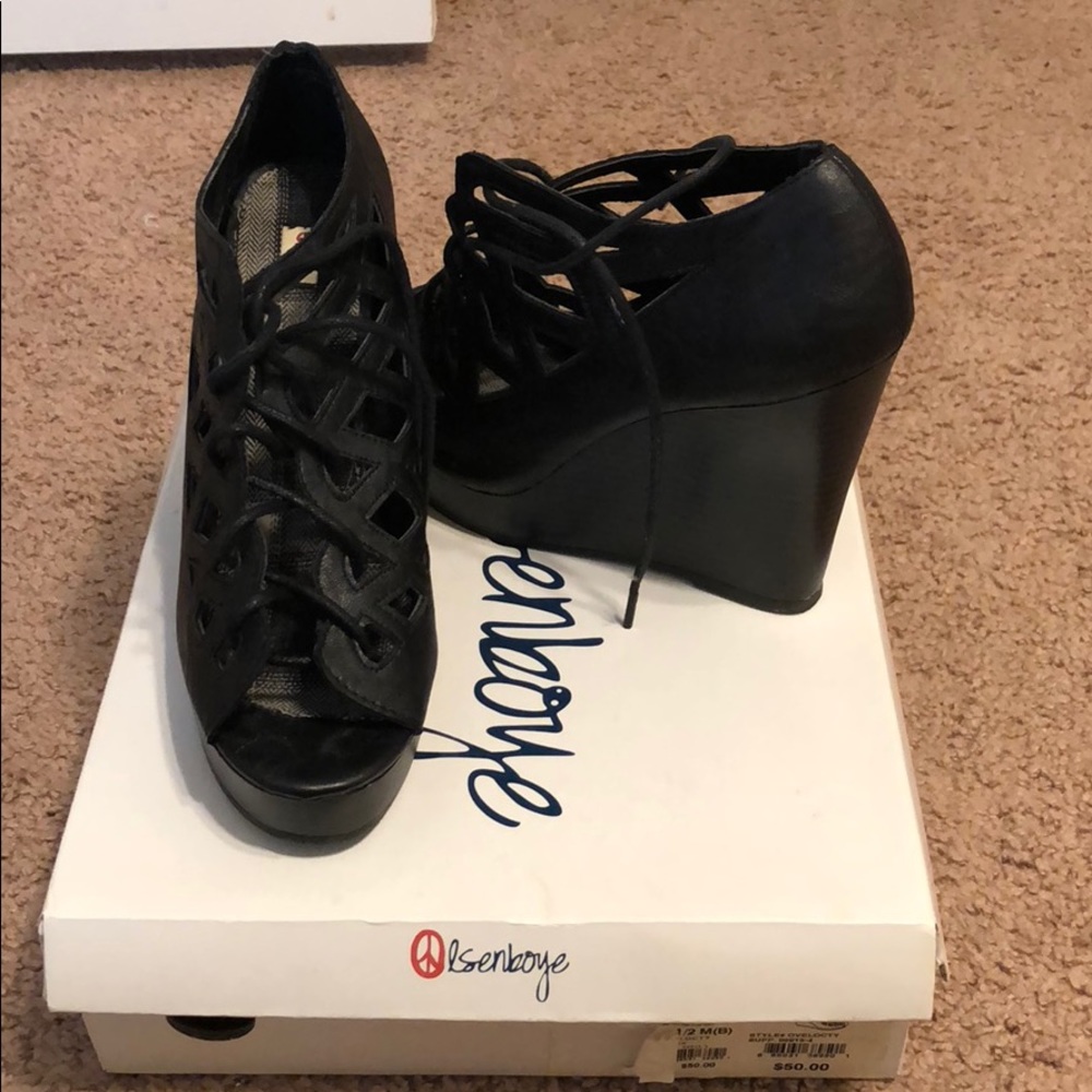 Olsenboye Black Open Toe wedges